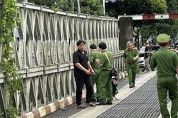 Chở bạn đi chơi, thanh niên mất tích dưới sông
