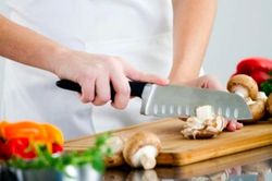 Lỗ tròn trên thân dao dùng để làm gì?