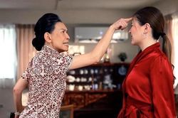 Thấy mẹ chồng quý mến chị hàng xóm, con dâu bàng hoàng nhận ra sự thật đáng sợ đằng sau