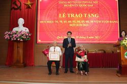 Huyện Quốc Oai, trao Huy hiệu Đảng cho 127 đảng viên dịp 2/9