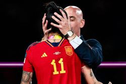 FIFA sẵn sàng cấm Rubiales hoạt động bóng đá 15 năm, LĐBĐ Tây Ban Nha vội đề nghị Chủ tịch từ chức