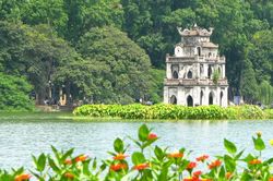 Miền Bắc hạ nhiệt, đêm có mưa vài nơi