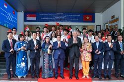 Thủ tướng Phạm Minh Chính và Thủ tướng Lý Hiển Long giao lưu, ăn trưa cùng sinh viên ĐHQGHN