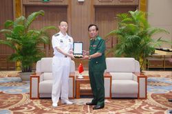 Trung tướng Lê Đức Thái tiếp xã giao Đoàn đại biểu Chiến khu miền Nam, Quân Giải phóng nhân dân Trung Quốc