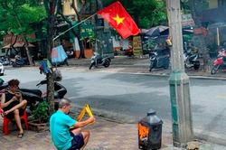 Người dân Hà Nội đốt vàng mã bên lề đường trước Rằm tháng 7