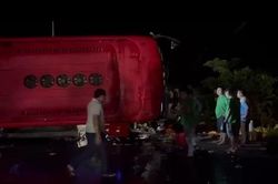 Lật ô tô khách gần trạm thu phí cũ cầu Gianh, 5 người nhập viện