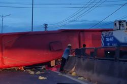 Xe khách đâm dải phân cách, lật ngang trên quốc lộ 1A