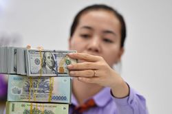 Giá USD ngân hàng bật tăng mạnh, vượt mốc 24.300 đồng