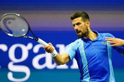 Thắng trận ra quân US Open, Djokovic chiếm ngôi số 1 thế giới