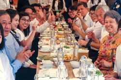 Thủ tướng Việt Nam và Singapore ăn trưa tại căng tin cùng sinh viên