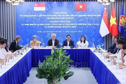 Thủ tướng Phạm Minh Chính và Thủ tướng Lý Hiển Long gặp gỡ sinh viên ĐHQG Hà Nội