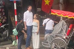Lan Phương và chồng Tây cao hơn 2m gây chú ý với khoảnh khắc 'bị chụp lén' trên phố