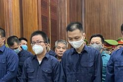 Tất cả 13 cựu cảnh sát nhận tiền 'chung chi' lãnh án tù giam