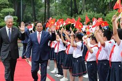 Ông Lý Hiển Long chia sẻ những bức ảnh tự chụp ở Việt Nam trên facebook
