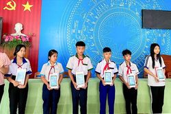 55 học sinh Chợ Mới được tặng máy tính bảng trị giá gần 130 triệu đồng