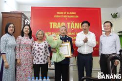 Phó Bí thư Thường trực Thành ủy Lương Nguyễn Minh Triết trao Huy hiệu 75 tuổi Đảng cho 3 đảng viên