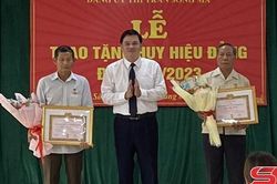 Sông Mã có 48 đảng viên được tặng Huy hiệu Đảng đợt 2/9