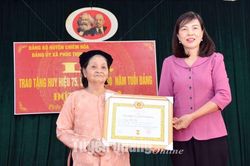 Phó Chủ tịch Thường trực HĐND tỉnh Phạm Thị Minh Xuân trao Huy hiệu Đảng tại Chiêm Hóa