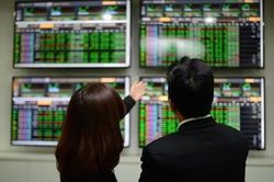 Nhiều cổ phiếu thăng hoa, VN-Index tăng gần 3 điểm