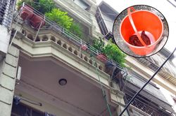 Bé 5 tháng tuổi được bà cho vào xô dòng dây thoát khỏi đám cháy