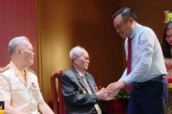 Chủ tịch thành phố trao Huy hiệu Đảng