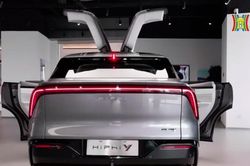 Xe SUV có cửa hình cánh chim