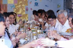 Thủ tướng Phạm Minh Chính và Thủ tướng Lý Hiển Long giao lưu, ăn trưa cùng sinh viên Đại học Quốc gia Hà Nội