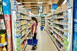 Giá gạo, giá xăng nhích cao đẩy CPI tháng 8 tăng 3,1%