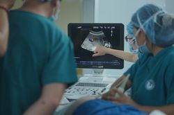 Bệnh viện ở TP.HCM lần đầu can thiệp tắc mạch bướu máu bánh nhau thành công