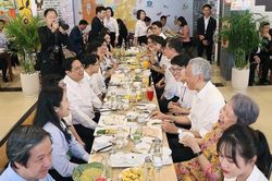 Thủ tướng Việt Nam-Singapore ăn trưa ở căng tin với sinh viên Đại học Quốc gia