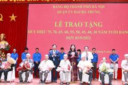 537 đảng viên quận Hai Bà Trưng được trao tặng, truy tặng Huy hiệu Đảng đợt 2-9