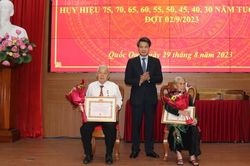 Trao Huy hiệu Đảng tặng 127 đảng viên Đảng bộ huyện Quốc Oai