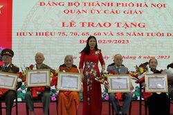 532 đảng viên quận Cầu Giấy vinh dự được nhận Huy hiệu Đảng