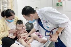 Lo ngại dịch bệnh tay chân miệng đầu năm học, bác sĩ khuyên phụ huynh các biện pháp phòng bệnh