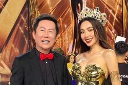 Ông Nawat tươi rói bên Thùy Tiên nhưng vẫn lộ chi tiết cho thấy chưa hết giận nàng hậu