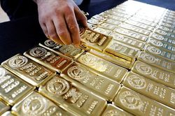 Giá vàng bất ngờ tăng vọt nhờ kỳ vọng Fed dừng tăng lãi suất