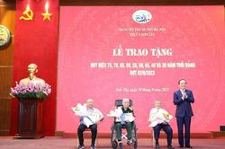 Phó Bí thư Thành ủy Hà Nội Nguyễn Ngọc Tuấn trao Huy hiệu Đảng dịp 2/9
