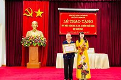 Huyện Thanh Trì trao Huy hiệu Đảng cho 228 đảng viên lão thành dịp 2/9