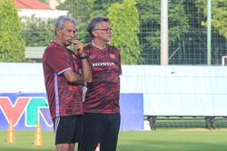Chân dung phó tướng mới của HLV Troussier, tuổi U70 từng là giảng viên FIFA
