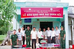 Trao nhà Đại đoàn kết cho người nghèo khu vực biên giới biển Sóc Trăng