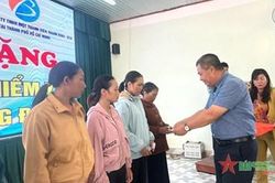 Trao 500 thẻ bảo hiểm y tế tặng người dân tại Lâm Đồng