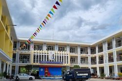 Chuyển trường mới, phụ huynh nơm nớp lo con đi học trong mùa mưa lũ