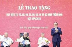Phó Bí thư thành ủy Hà Nội trao Huy hiệu 75 tuổi Đảng cho lão thành cách mạng