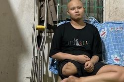 Bị ung thư xương, nam sinh lớp 11 tuyệt vọng vì 'không thể đi làm nuôi mẹ'