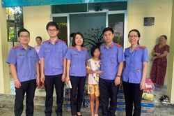 Trao quà cho các em nhỏ tại Trung tâm Bảo trợ trẻ em đường phố TP Đà Nẵng