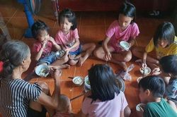 Vợ chồng trẻ có nên 'trả lương' cho bà trông cháu như thuê người giúp việc?