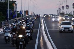 Ngày đầu thông xe cầu Vĩnh Tuy 2, người dân dễ dàng di chuyển về nhà