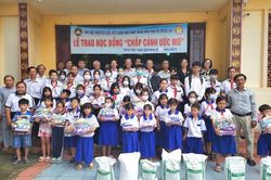 Chi hội Khuyến học Phật giáo Hòa Hảo xã Nhơn Mỹ trao quà 'Tiếp sức đến trường' cho học sinh khó khăn