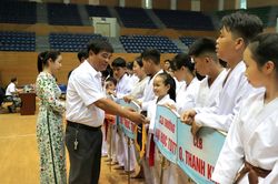 Gần 200 vận động viên dự giải Karate trẻ vô địch các câu lạc bộ thành phố