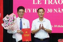 Trao Huy hiệu Đảng nhân dịp 2/9